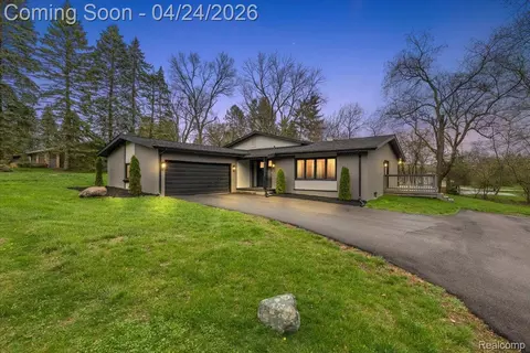 4389 Charing Way, Bloomfield Hills, MI 48304