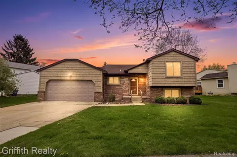865 Alpine Dr, Brighton, MI 48116