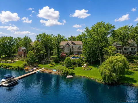 3075 Heron Pointe Dr, Bloomfield Hills, MI 48302