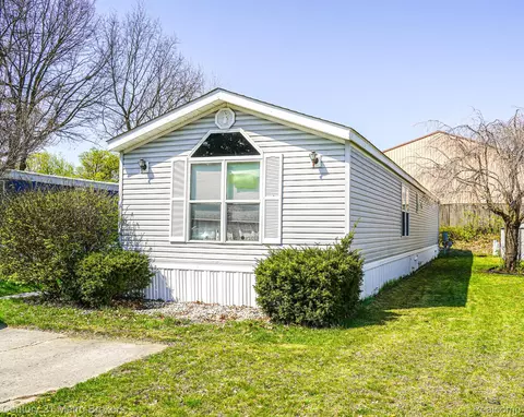 831 N Pontiac Trl #37, Walled Lake, MI 48390