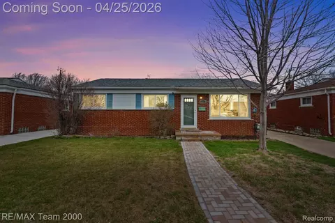21617 Barton St, Saint Clair Shores, MI 48081