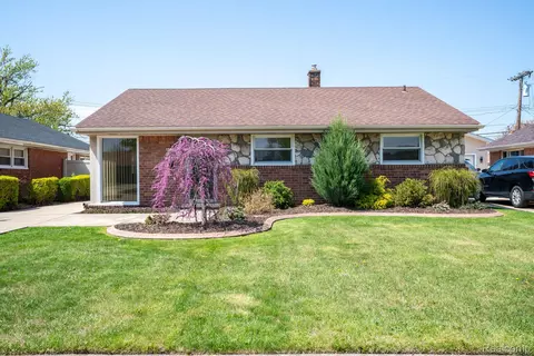 18580 Marsha St, Riverview, MI 48193
