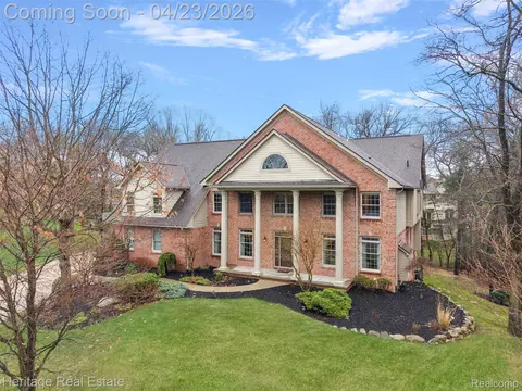 1562 Eagle Trl, Oxford, MI 48371