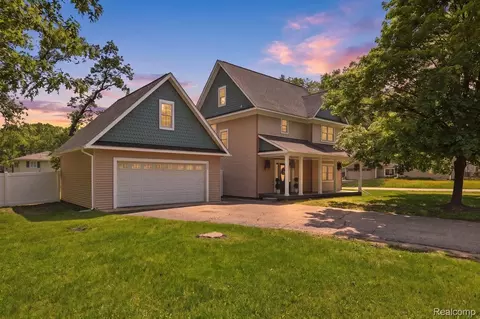 5685 Crescent Rd, Waterford, MI 48327