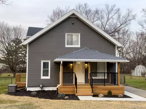 6596 Maple Dr, Independence, MI 48346