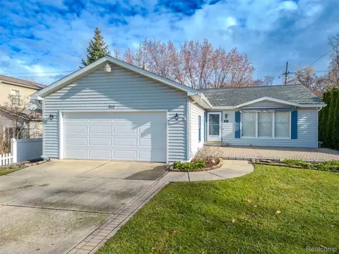 715 Lakeside Dr, Waterford, MI 48328