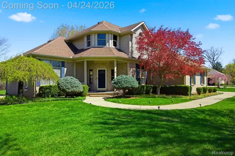 8488 Annette Ave, Grosse Ile, MI 48138