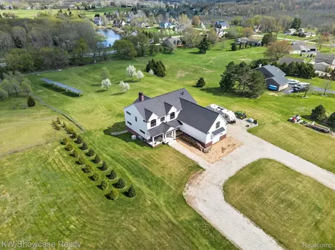 1881 Reidsview Dr, White Lake, MI 48383