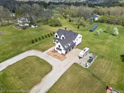 1881 Reidsview Dr, White Lake, MI 48383