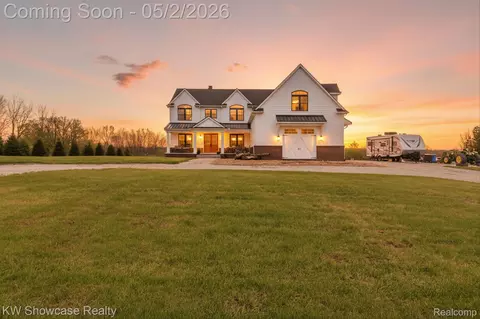 1881 Reidsview Dr, White Lake, MI 48383