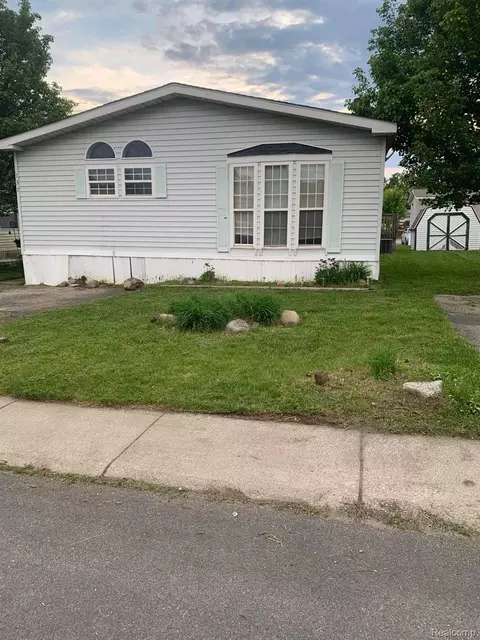 137 Scarlet Oak Ln, Oxford, MI 48371