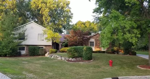 1728 Hiview Ct, Bloomfield Hills, MI 48302