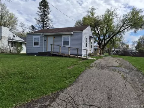 1233 W Coldwater Rd, Mount Morris, MI 48505