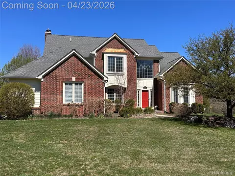 3915 Winslow Dr, Auburn Hills, MI 48326