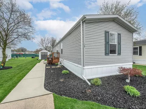 139 Menlo Park Dr, Van Buren, MI 48111