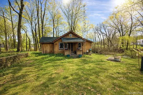 10044 Locust Dr, Tyrone, MI 48430
