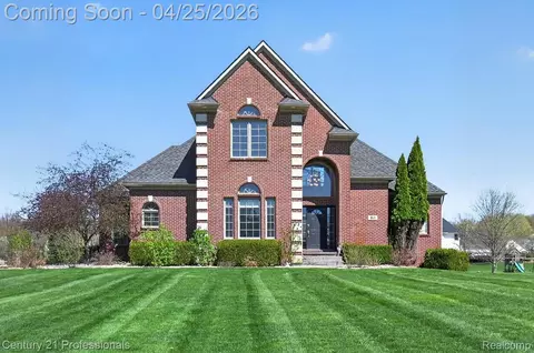 163 W Auburn Trl, Brighton, MI 48114