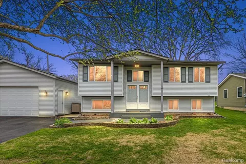 490 Glenn Ct, Lake Orion, MI 48362