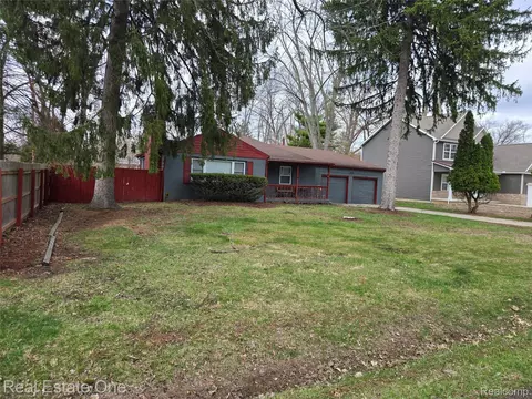 19830 Mahon St, Southfield, MI 48075