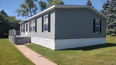 66 Grey Fox Ct, Grand Blanc, MI 48439