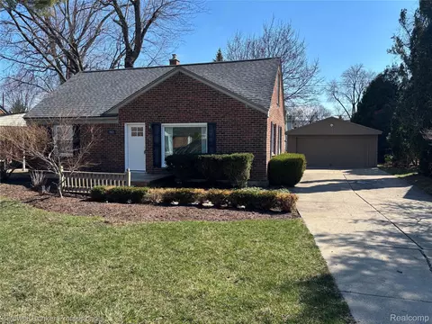 1921 Beverly St, Sylvan Lake, MI 48320