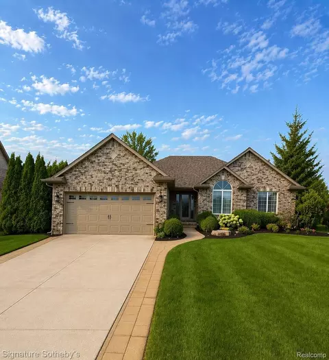 31141 White Oak Ct, Chesterfield, MI 48047