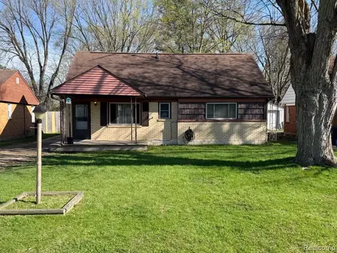 2414 Wildwood Circle Dr, Grand Blanc, MI 48439