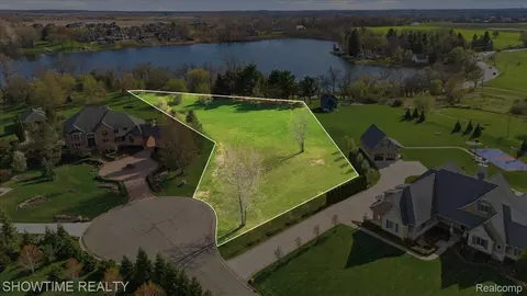 69225 Lake Point Ct, Bruce, MI 48065