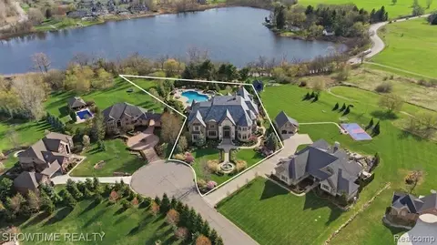 69225 Lake Point Ct, Bruce, MI 48065