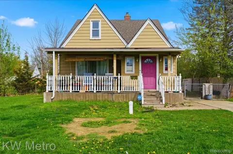 1722 Deering St, Garden City, MI 48135
