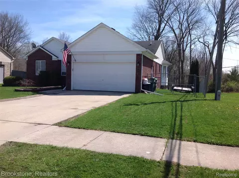 32010 N Oakcrest Dr E, Chesterfield, MI 48047