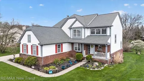 2032 Dover Dr, Wixom, MI 48393