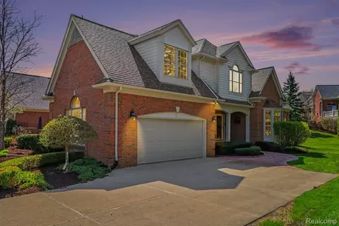 2869 Hastings Ct, Oakland, MI 48306