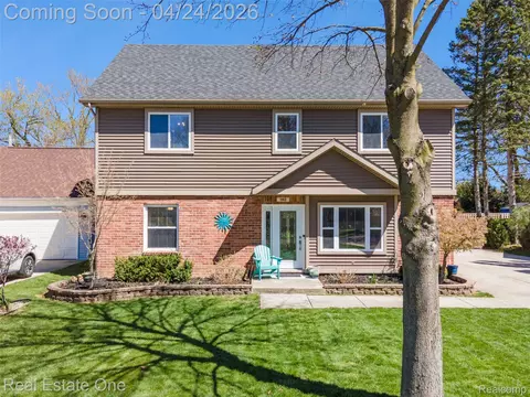 1963 Beverly St, Sylvan Lake, MI 48320