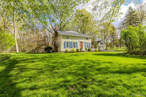 1081 E Tienken Rd N, Rochester Hills, MI 48306