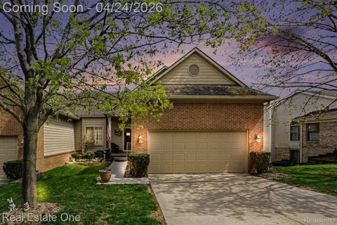 846 Ridgeside Dr, Milford, MI 48381