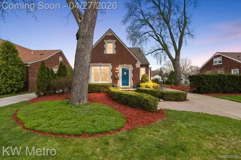 1830 Stanhope St, Grosse Pointe Woods, MI 48236
