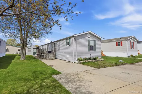 20689 Seneca Dr, Clinton Township, MI 48036
