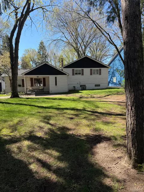 8420 Pacton Dr, Shelby Township, MI 48317