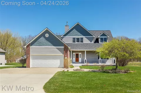 1025 Crystal Wood Dr, Davison, MI 48423