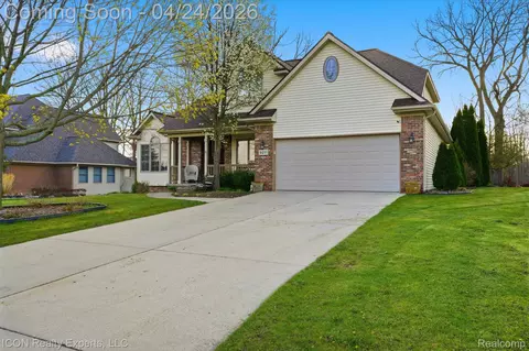 9211 Meadow Ridge Ln, Grand Blanc, MI 48439