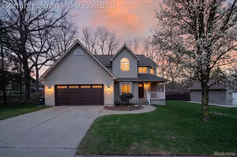410 Bent Oak St, Fenton, MI 48430