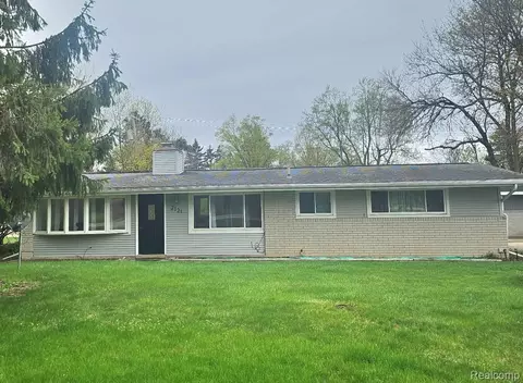 2121 S Commerce Rd, Wolverine Lake, MI 48390