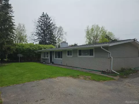 2121 S Commerce Rd, Wolverine Lake, MI 48390