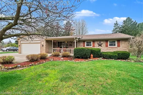 5163 Blossom Dr, Flushing, MI 48433