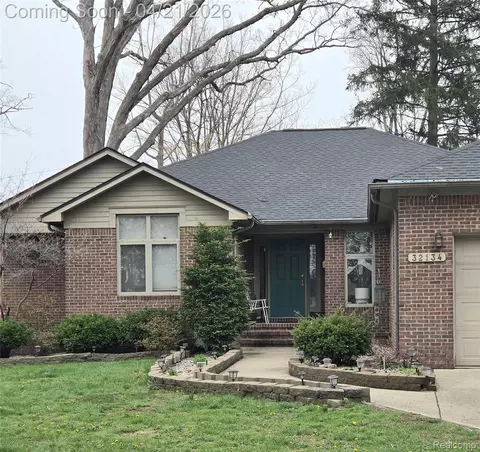 32134 Leona St, Garden City, MI 48135