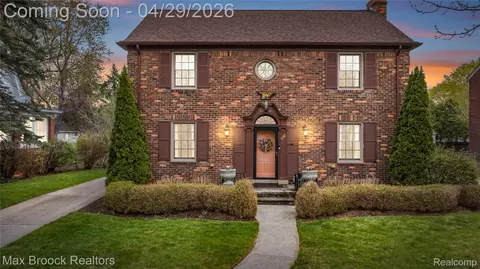 938 Lakepointe St, Grosse Pointe Park, MI 48230