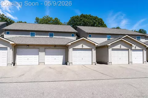 5018 Harbor Oak Dr, Waterford, MI 48329