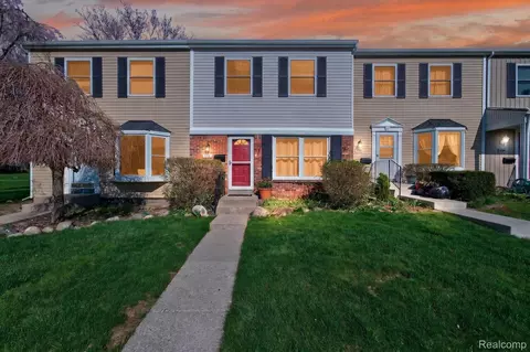 1121 Marquette Ct, Rochester Hills, MI 48307