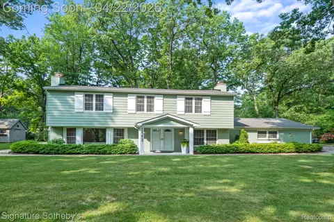 2593 S Christian Hills Dr, Rochester Hills, MI 48309